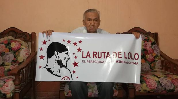 Don Gaspar Mena hace unas semanas, con el afiche oficial de La Ruta de Lolo.