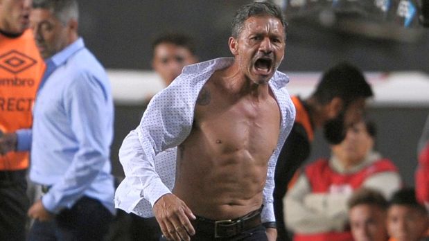 Nelson Vivas contó por qué se rompió la camisa en pleno partido ante Boca Juniors