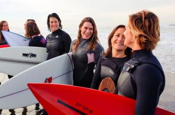 [BBC] La lucha de mujeres por surfear las olas más peligrosas