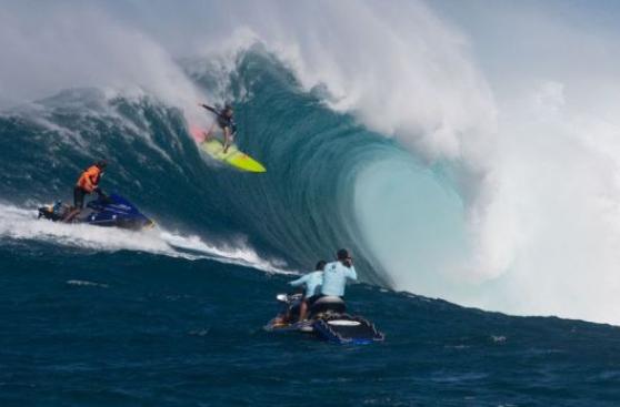 [BBC] La lucha de mujeres por surfear las olas más peligrosas