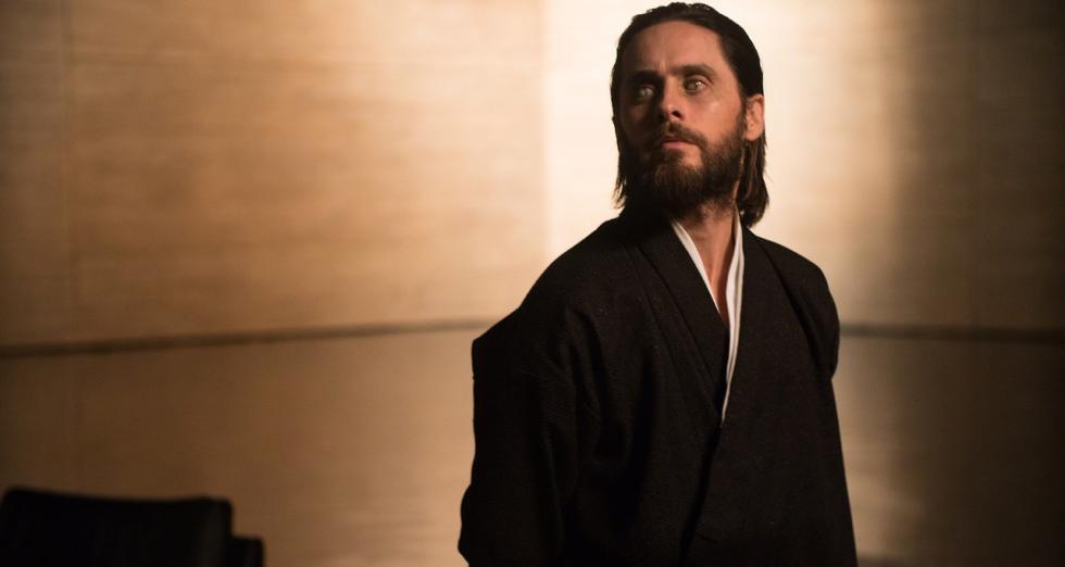 Treinta años después de los eventos del primer film, un nuevo blade runner, K (Ryan Gosling) descubre un secreto largamente oculto que podría acabar con el caos que impera en la sociedad. El descubrimiento de K le lleva a iniciar una búsqueda de Rick Deckard (Harrison Ford), un blade runner al que se le perdió la pista hace 30 años.