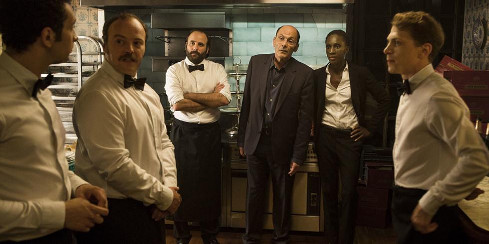 Una boda de lujo en un castillo francés del siglo XVIII se va de las manos; la película narra los entresijos de la boda desde la perspectiva del personal de cátering, el fotógrafo y el DJ. 