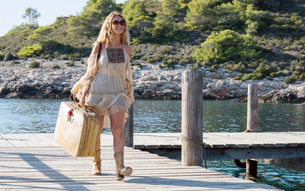 "Mamma Mia: Una y otra vez" nos lleva de viaje al verano donde comenzó todo. Desde su vida en el presente, los protagonistas de "Mamma mia!" nos cuentan los hechos acontecidos el mágico verano en el que comenzó esta historia de los tres posibles padres de Sophie.