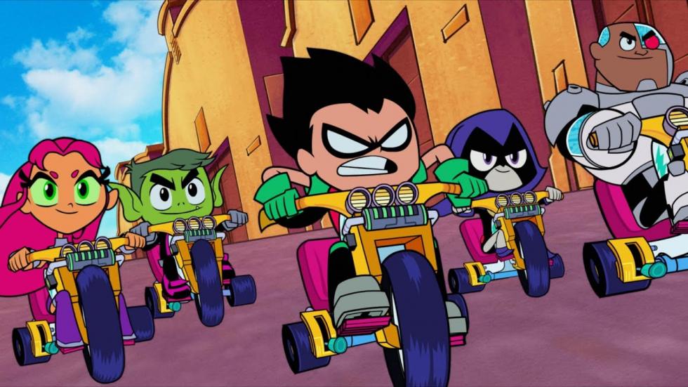 Cuando los Jóvenes Titanes se enteran de que otros superhéroes de DC han realizado sus propias películas, estos buscaran encontrar en un viaje épico un director perfecto para su debut en la gran pantalla, pero un viejo enemigo tiene otras ideas planeadas para ellos.