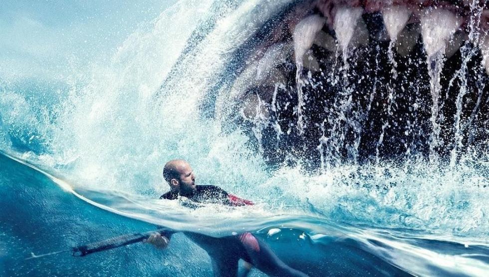 Un submarino de aguas profundas, que forma parte de un programa internacional, es atacado por una enorme criatura y queda averiado en el fondo de la fosa oceánica más profunda del Pacífico, con su tripulación atrapada en el interior. El tiempo se acaba y un oceanógrafo chino, el Dr. Chang, recluta a Jonas Taylor (Jason Statham), un especialista en rescate en aguas profundas, en contra de los deseos de su hija Suyin (Li Bingbing) que cree que puede rescatar a la tripulación por sus propios medios. Pero ambos deberán unir sus fuerzas para salvar a la tripulación y también al océano de una amenaza imparable: un tiburón prehistórico de 23 metros conocido con el nombre de Megalodón. Aunque se creía que estaba extinguido, el Meg está vivo y coleando... y está de caza. Cinco años antes, Jonas se había encontrado con esta misma criatura aterradora, pero nadie le creyó en ese momento. Ahora Jonas debe enfrentarse a sus miedos para volver a las profundidades marinas... donde volverá a verse cara a cara con el depredador más temible de todos los tiempos.
