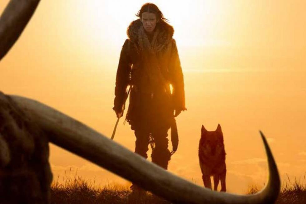Una aventura épica y una historia de supervivencia ambientada en la Europa de hace 20.000 años, durante la última glaciación. En mitad de su primera cacería con el grupo de élite de su tribu, un joven es herido y dado por muerto. Al despertar se encontrará débil y solo, y deberá aprender a sobrevivir y abrirse camino ante la dura y cruel naturaleza. Acompañado a regañadientes de un lobo abandonado por su manada, los dos aprenderán a confiar el uno en el otro, convertirse en aliados y superar los innumerables peligros para intentar encontrar el camino a casa antes de que llegue el letal invierno.