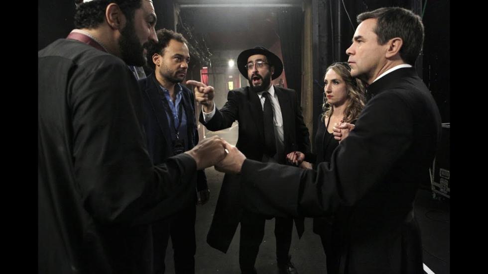 Bajo la presión de su jefa, un productor musical a la deriva decide iniciar una banda formada por un rabino, un sacerdote y un imam para hacerlos cantar juntos.