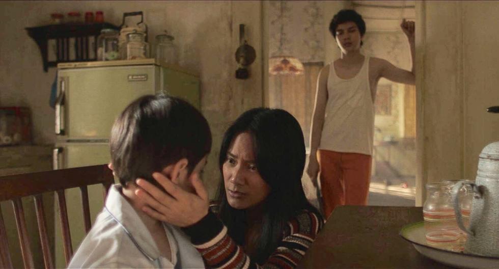 Remake del film indonesio "Satan's Slave" (Pengabdi Setan), estrenado en 1982 y dirigido por Sisworo Gautama Putra, que a su vez era un remake de "Phantasma" de Don Coscarelli.