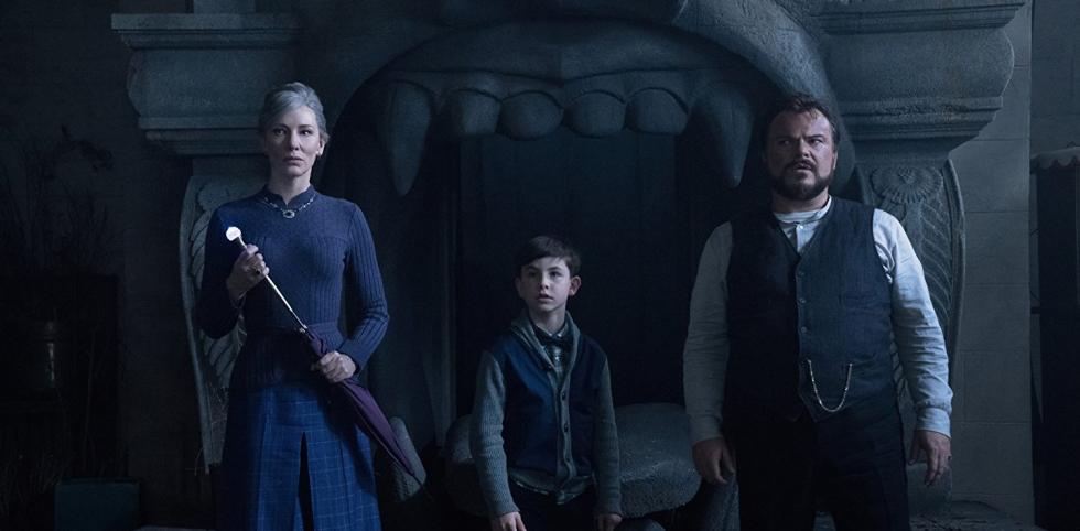 La historia cuenta el mágico y escalofriante relato de Lewis (Owen Vaccaro), un niño de 10 años quien, tras quedar huérfano, se muda a la vieja y rechinante casa de su tío, la cual tiene un misterioso reloj. Pronto, la aburrida y tranquila vida de su nuevo pueblo se ve interrumpida cuando accidentalmente, Lewis despierta a magos y brujas de un mundo secreto.