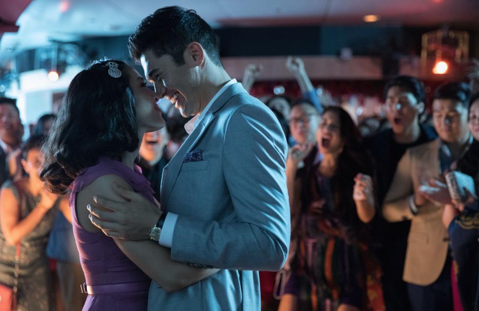 La neoyorquina Rachel Chu es invitada por su novio, Nick Young, a la boda del mejor amigo de éste en Singapur. Emocionada por visitar Asia por primera vez, pero también nerviosa ya que conocería a la familia de Nick, lo que Rachel descubre es que Nick ha olvidado mencionar que no solo es el heredero de una de las familias más ricas del país, sino también uno de sus solteros más buscados. Rachel es el objetivo de los celos de toda la jóvenes de la alta sociedad de Asia y, peor aún, la propia madre de Nick desaprueba también esta relación. Si bien el dinero no puede comprar amor, definitivamente puede complicar las cosas... Adaptación del best seller de Kevin Kwan sobre tres familias ricas de China que se preparan para la boda del año.