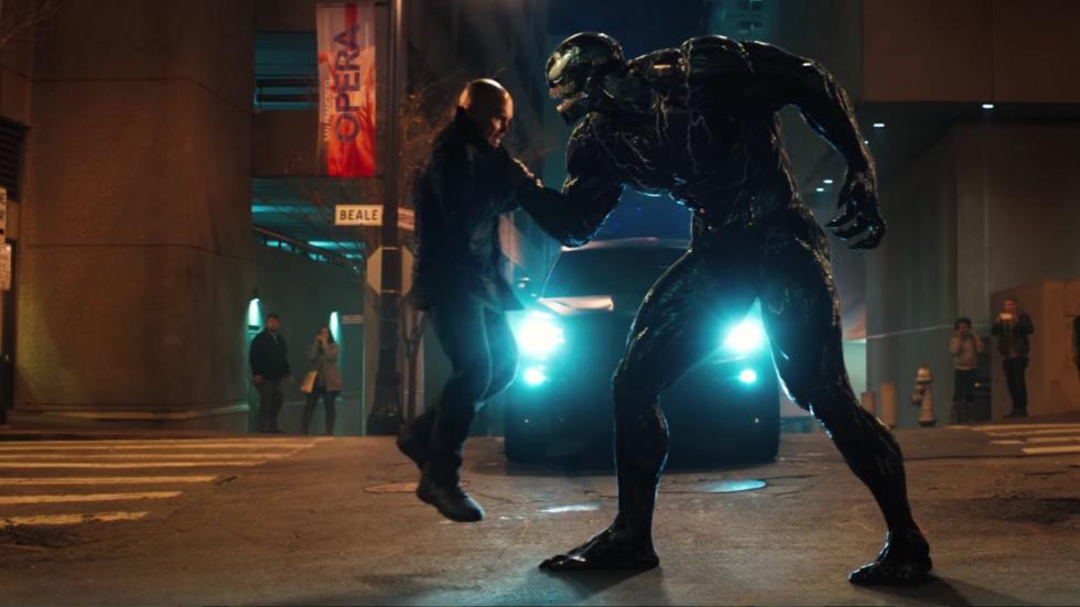 Como periodista, Eddie Brock (Tom Hardy) lleva tiempo intentando desenmascarar al creador de la Fundación Vida, el famoso genio científico Carlton Drake (Riz Ahmed), una obsesión que ha arruinado su carrera y su relación con su novia, Anne (Michelle Williams). Al investigar uno de los experimentos de Drake, el ente alienígena Venom se fusiona con el cuerpo de Eddie, y el reportero adquiere de pronto nuevos e increíbles superpoderes, así como la oportunidad de hacer prácticamente lo que se le antoje. Retorcido, oscuro, impredecible e impulsado por la cólera, Venom obliga a Eddie a luchar por controlar unas habilidades sumamente peligrosas que, al mismo tiempo, también resultan embriagadoras y le hacen sentir poderoso. Dado que Eddie y Venom se necesitan mutuamente para conseguir lo que quieren, se van entremezclando cada vez más... ¿Dónde acaba Eddie y empieza Venom?.