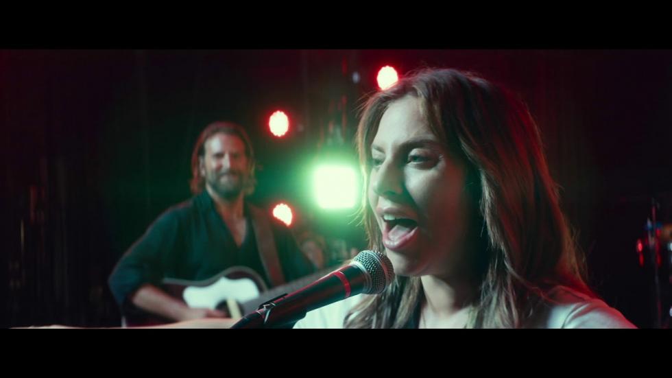Jackson Maine (Bradley Cooper) es una estrella consagrada de la música que se enamora de Ally (Lady Gaga), una artista que lucha por salir adelante. Justo cuando Ally está a punto de abandonar su sueño de convertirse en cantante, Jack decide ayudarla en su carrera hacia la fama. El camino será más duro de lo que imaginan.