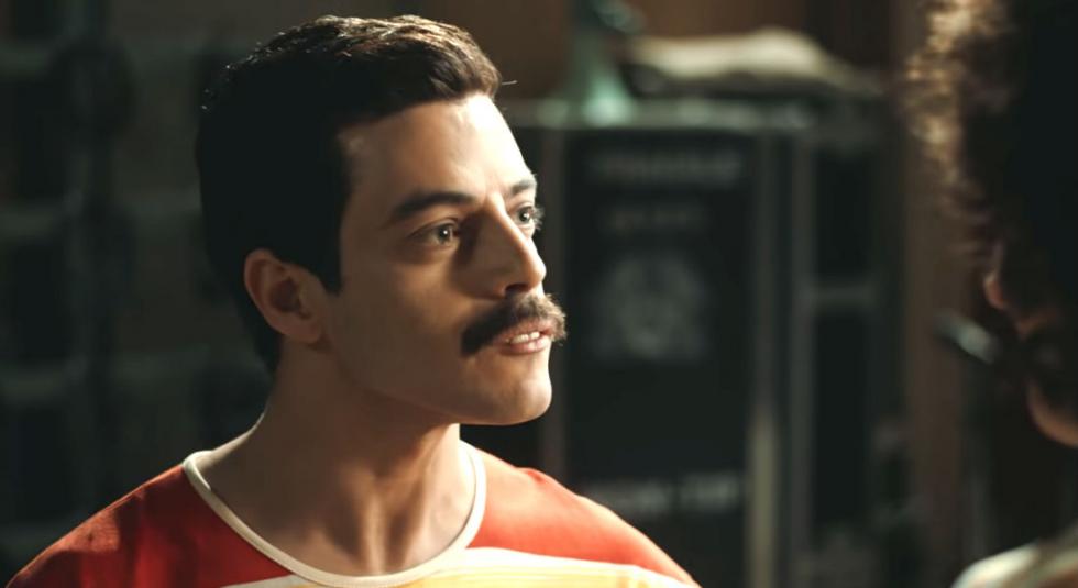 'Bohemian Rhapsody' es una celebración de Queen, de su música y de su extraordinario cantante Freddie Mercury, que desafió estereotipos e hizo añicos tradiciones para convertirse en uno de los showmans más queridos del mundo. Bohemian Rhapsody plasma el meteórico ascenso al olimpo de la música de la banda a través de sus icónicas canciones y su revolucionario sonido, su crisis cuando el estilo de vida de Mercury estuvo fuera de control, y su triunfal reunión en la víspera del Live Aid, en la que Mercury, mientras sufría una enfermedad que amenazaba su vida, lidera a la banda en uno de los conciertos de rock más grandes de la historia. Veremos cómo se cimentó el legado de una banda que siempre se pareció más a una familia, y que continúa inspirando a propios y extraños, soñadores y amantes de la música hasta nuestros días