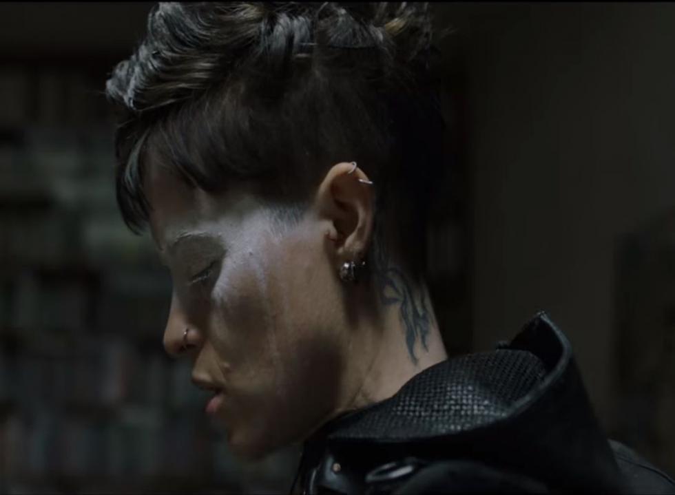 La joven hacker Lisbeth Salander y el periodista Mikael Blomkvist se encuentran atrapados en una red de espías, ciberdelincuentes y funcionarios corruptos del gobierno. Adaptación de la novela "Lo que no te mata te hace más fuerte" de David Lagercrantz, una continuación literaria de la saga 'Millennium' creada originalmente por Stieg Larsson.