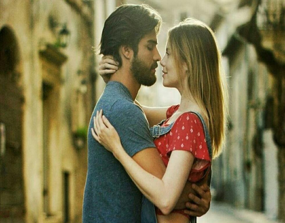 Uma (Alexandra Braun) es una joven venezolana que vive en Italia y conoce a Leo (Orlando Delgado), de quien se enamora. La relación y la vida de ambos se verán afectadas por un accidente de auto. Pese a ello, habrá una química inevitable que trasciende durante toda la película.