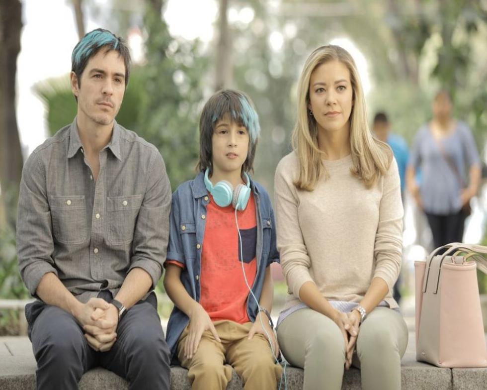 Santi (Emiliano Aramayo) es un niño que ha tenido que lidiar con la separación de sus padres, Rodrigo (Mauricio Ochmann) y Alejandra (Fernanda Castillo). Ellos están obligados a verse de vez en cuando, ya que, comparten el tiempo de su hijo. Un día reciben la noticia de que Santi debe someterse a una cirugía para no perder la vista, así que éste hace una lista de deseos para cumplirlos junto con sus dos padres, antes de la operación. Rodrigo y Alejandra deberán aprender a convivir, embarcándose (sin sospecharlo) en un viaje que al final, hará que sea muy difícil separarse de nuevo.