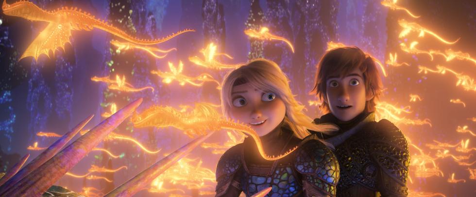 Lo que comenzó como la inesperada amistad entre un joven vikingo y un temible dragón Furia Nocturna se ha convertido en una épica trilogía que ha recorrido sus vidas. En esta nueva entrega, Hipo y Desdentao descubrirán finalmente su verdadero destino: para uno, gobernar Isla Mema junto a Astrid; para el otro, ser el líder de su especie. Pero, por el camino, deberán poner a prueba los lazos que los unen, plantando cara a la mayor amenaza que jamás hayan afrontado... y a la aparición de una Furia Nocturna hembra.