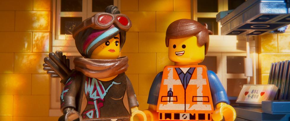 Después de cinco años de tranquilidad aparece una nueva amenaza: invasores de LEGO DUPLO del espacio exterior que lo destrozan todo antes de que dé tiempo a reconstruirlo. Emmet, Lucy, Batman y sus amigos unirán fuerzas para librar una batalla que les llevará a mundos inexplorados.