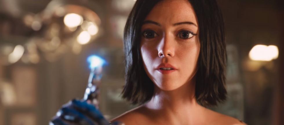 Cuando Alita (Rosa Salazar) se despierta sin recordar quién es en un mundo futuro que no reconoce, Ido (Christoph Waltz), un médico compasivo, se da cuenta de que en algún lugar de ese caparazón de cyborg abandonado, está el corazón y alma de una mujer joven con un pasado extraordinario. Mientras Alita toma las riendas de su nueva vida y aprende a adaptarse a las peligrosas calles de Iron City, Ido tratará de protegerla de su propio pasado, mientras que su nuevo amigo Hugo (Keean Johnson) se ofrecerá, en cambio, a ayudarla a desenterrar sus recuerdos. Cuando las fuerzas mortales y corruptas que manejan la ciudad comienzan a perseguir a Alita, ella descubre una pista crucial sobre su pasado: posee habilidades de combate únicas que los que ostentan el poder querrán controlar a toda costa. Sólo manteniéndose fuera de su alcance, podrá salvar a sus amigos, a su familia y el mundo que ha aprendido a amar. Remake del clásico anime de 1993 "Alita, Ángel del Combate".