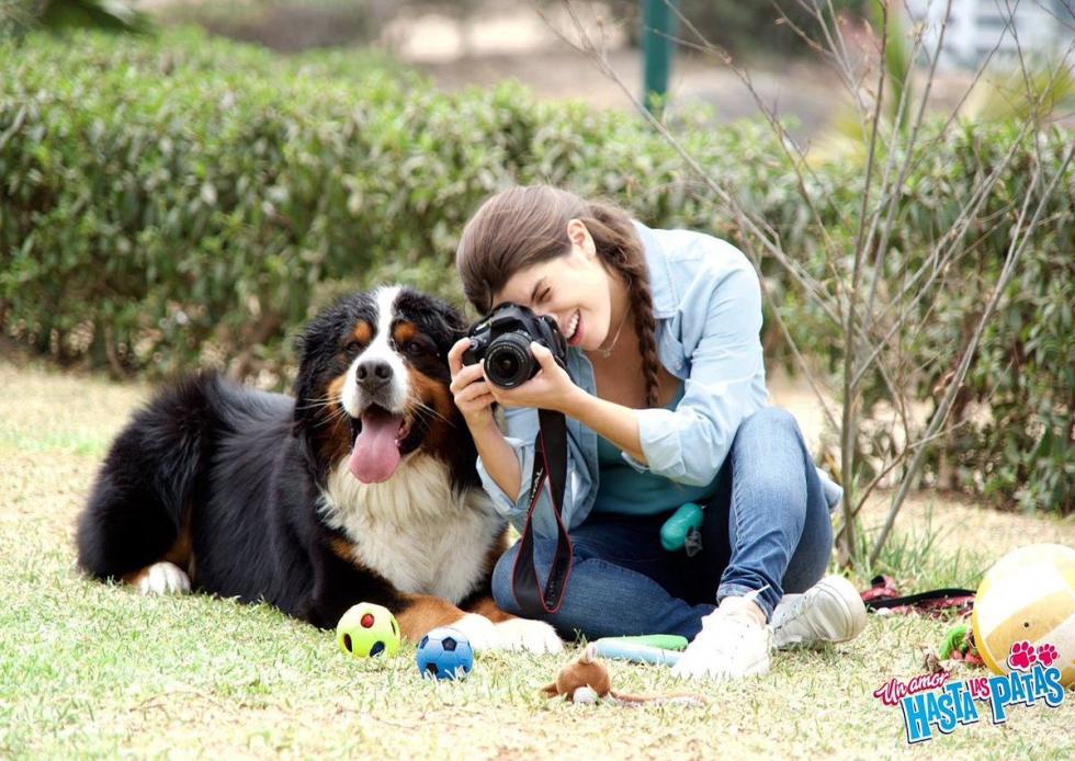 Mayra es una chica de 25 que vive sola con sus dos perritos y se siente un poco restringida por los comentarios de sus padres. Tímida e insegura , su vida amorosa no anda bien. Roxana su mejor amiga, y totalmente opuesta a ella, le consigue una cita gracias a las redes sociales. El desastre de la cita la lleva a pedirle un deseo a un mágico”Gato de los Deseos” : tener un novio tan tierno y comprensible como sus 2 adorables perros. ¡Su vida se vuelve un divertido alboroto canino! y le dará gratificantes sorpresas. Un simpático entrenador de perros le ayudará a resolver parte de este gran alboroto.