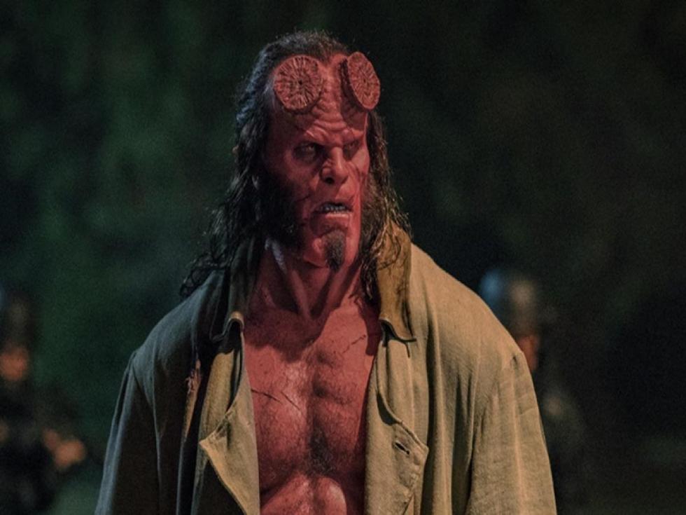 La Agencia para la Investigación y Defensa Paranormal (AIDP) encomienda a Hellboy la tarea de derrotar a un espíritu ancestral: Nimue, conocida como "La Reina de la Sangre". Nimue fue la amante del mismísimo Merlín durante el reinado del Rey Arturo, de él aprendió los hechizos que la llevaron a ser una de las brujas más poderosas… Pero la locura se apoderó de ella y aprisionó al mago para toda la eternidad. Hace siglos consiguieron acabar con esta villana, enterrándola profundamente, pero ha vuelto de entre los muertos con la intención de destruir a la humanidad con su magia negra.