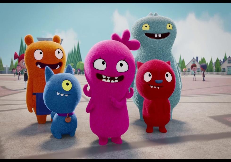 Hace muchos años, se crearon los muñecos para dar felicidad a todos los niños del mundo. Pero, ¿alguna vez te has preguntado de dónde vienen? Viven en una ciudad mágica donde todo es perfecto. Por el contrario, los UglyDolls, los muñecos de peluche imperfectos, viven en Feolandia, un mundo en el que nadie los juzga y en el que se sienten felices y protegidos. Pero...¿qué pasaría si estos dos mundos se unieran?