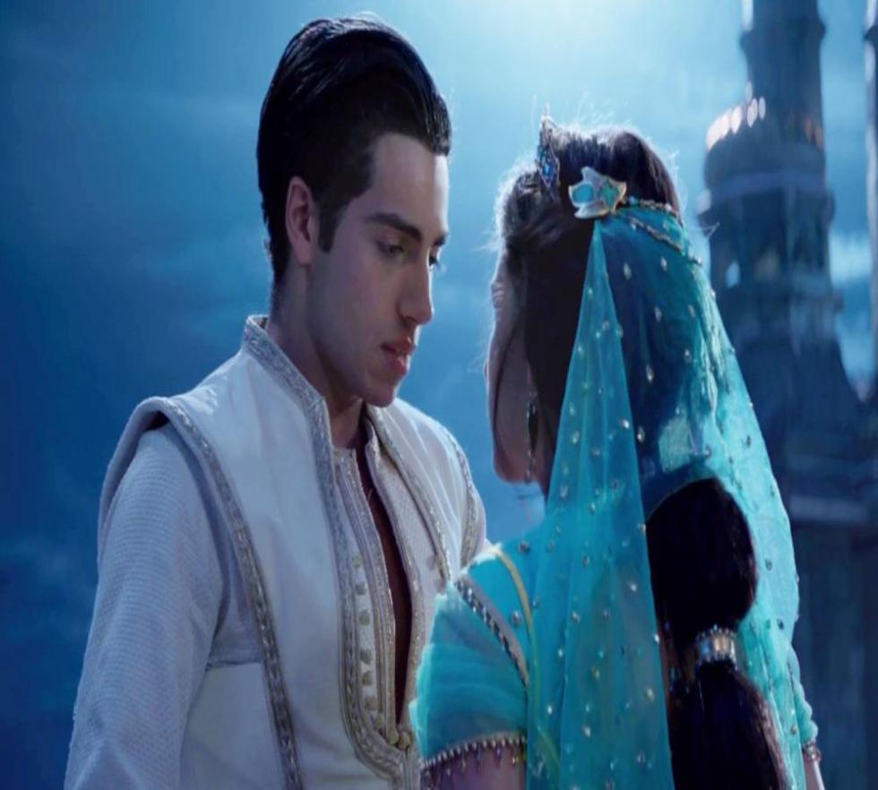 Aladdin (Mena Massoud) es un adorable pero desafortunado ladronzuelo enamorado de la hija del Sultán, la princesa Jasmine (Naomi Scott). Para intentar conquistarla, acepta el desafío de Jafar (Marwan Kenzari), que consiste en entrar a una cueva en mitad del desierto para dar con una lámpara mágica que le concederá todos sus deseos. Allí es donde Aladdín conocerá al Genio (Will Smith), dando inicio a una aventura como nunca antes había imaginado.
