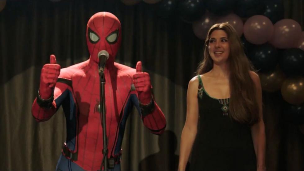 Peter Parker decide irse junto a MJ, Ned y el resto de sus amigos a pasar unas vacaciones a Europa. Sin embargo, el plan de Parker por dejar de lado sus superpoderes durante unas semanas se ven truncados cuando Nick Fury contacta con él para solicitarle ayuda para frenar el ataque de unas criaturas elementales que están causando el caos en el continente. En ese momento, Parker vuelve a ponerse el traje de Spider-Man para cumplir con su labor. (FILMAFFINITY)