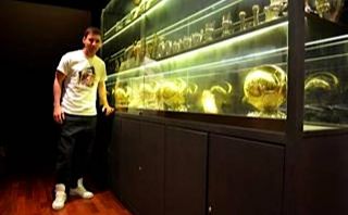 FOTOS: Lionel Messi posó en su casa junto a los cuatro Balones de Oro