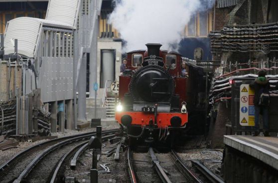 FOTOS: un viaje en locomotora conmemora el 150 aniversario del metro de Londres