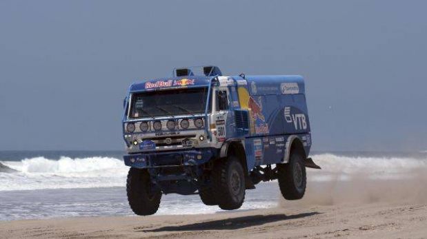 Dakar 2013: De Rooy pierde el liderato en camiones, Nikolaev manda ahora