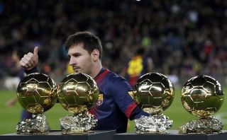 Lionel Messi ofreció sus cuatro Balones de Oro al Camp Nou
