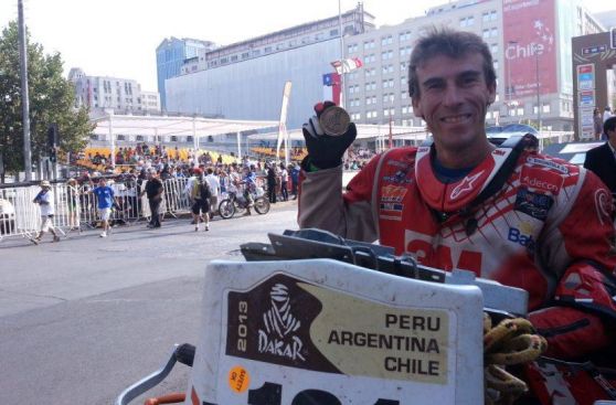 FOTOS: pilotos peruanos del Dakar desfilaron por el podio oficial de premiación