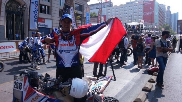 FOTOS: pilotos peruanos del Dakar desfilaron por el podio oficial de premiación