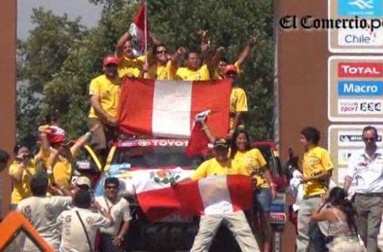 VIDEO: peruanos en el Dakar hicieron escuchar el "Arriba Perú" en Santiago
