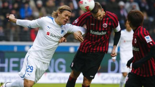 Eintracht Frankfurt de Zambrano venció 2-1 al Hoffenheim de Advíncula
