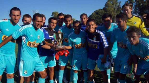 FOTOS: Cristal vuelve de Uruguay con una nueva Copa antes de su estreno en la Libertadores 2013