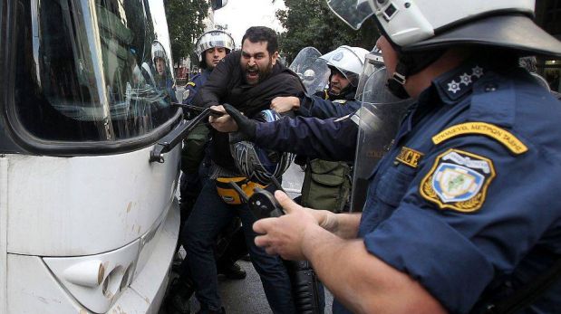 FOTOS: manifestantes tomaron un ministerio y se enfrentaron a la policía en Grecia