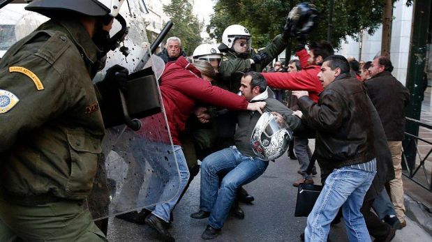 FOTOS: manifestantes tomaron un ministerio y se enfrentaron a la policía en Grecia