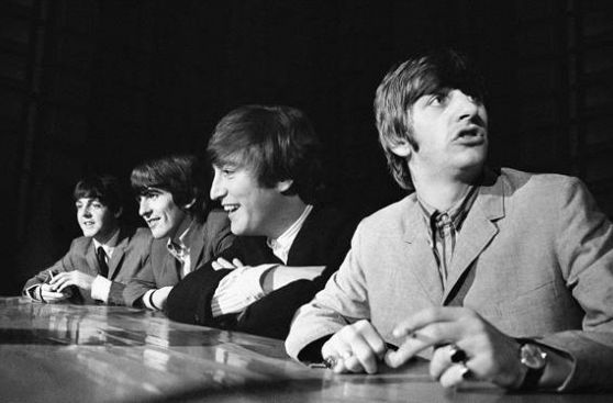 Estrellas de la música recrean la grabación del "Please Please Me" de los Beatles