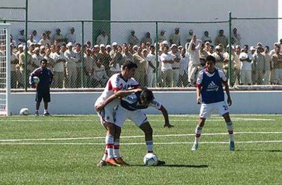 FOTOS: jugadores del Chivas de Guadalajara entrenaron... en prisión