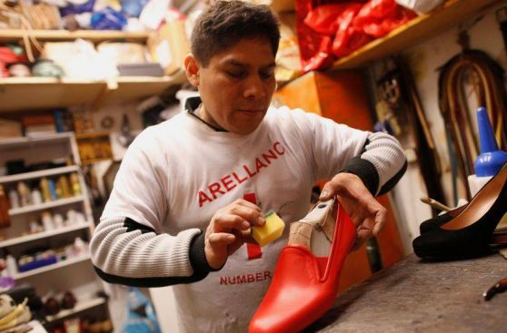 FOTOS: el zapatero peruano que confeccionaba el calzado de Benedicto XVI