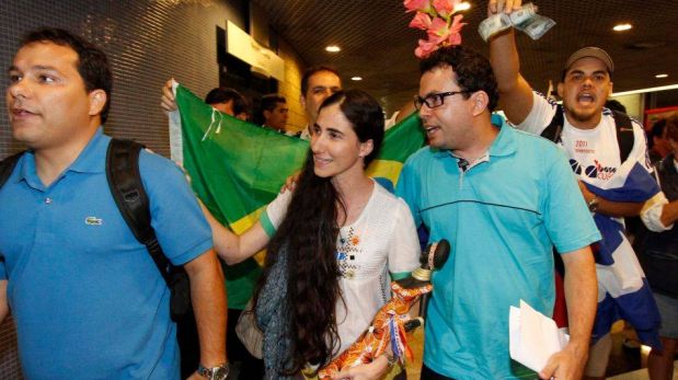 FOTOS: Yoani Sánchez fue recibida con flores e insultos en Brasil, en el inicio de su gira internacional