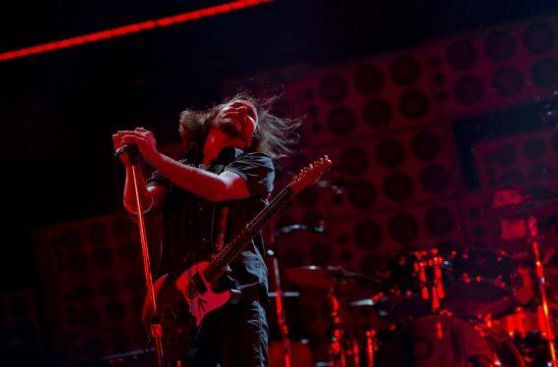 Pearl Jam vuelve con sonido punk y "vibraciones a lo Pink Floyd"
