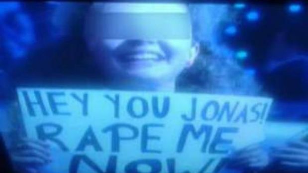 Niña con polémico cartel en el show de los Jonas Brothers causa revuelo en Chile