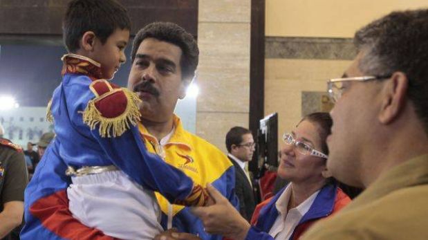 Nicolás Maduro se inscribió para elecciones acompañado de una multitud de simpatizantes