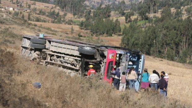 Paramonga: tres personas murieron en choque de bus contra un cerro