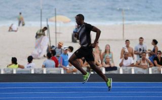 Usain Bolt se "paseó" por la pista de la playa Copacabana en Río de Janeiro