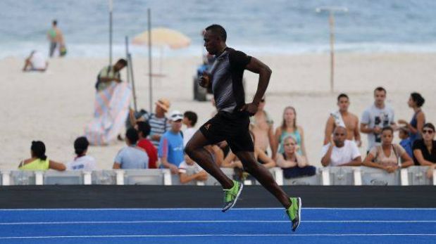 Usain Bolt se "paseó" por la pista de la playa Copacabana en Río de Janeiro
