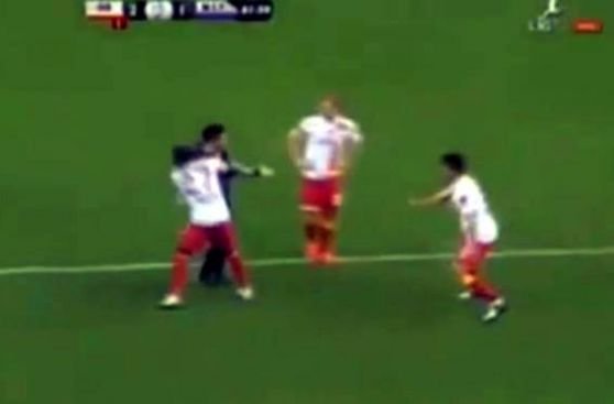 VIDEO: jugadores del Galatasaray salvaron al árbitro de ser agredido